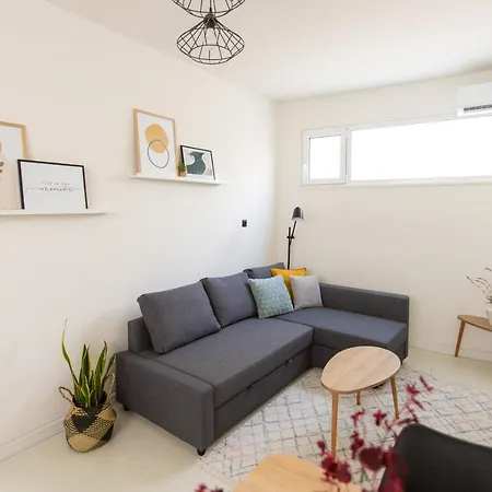 Malvina's Dream 2. Lower Ground Renovated Getaway Aígio